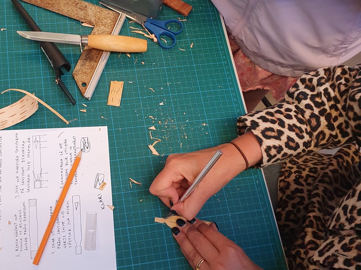 Händer som slöjdar