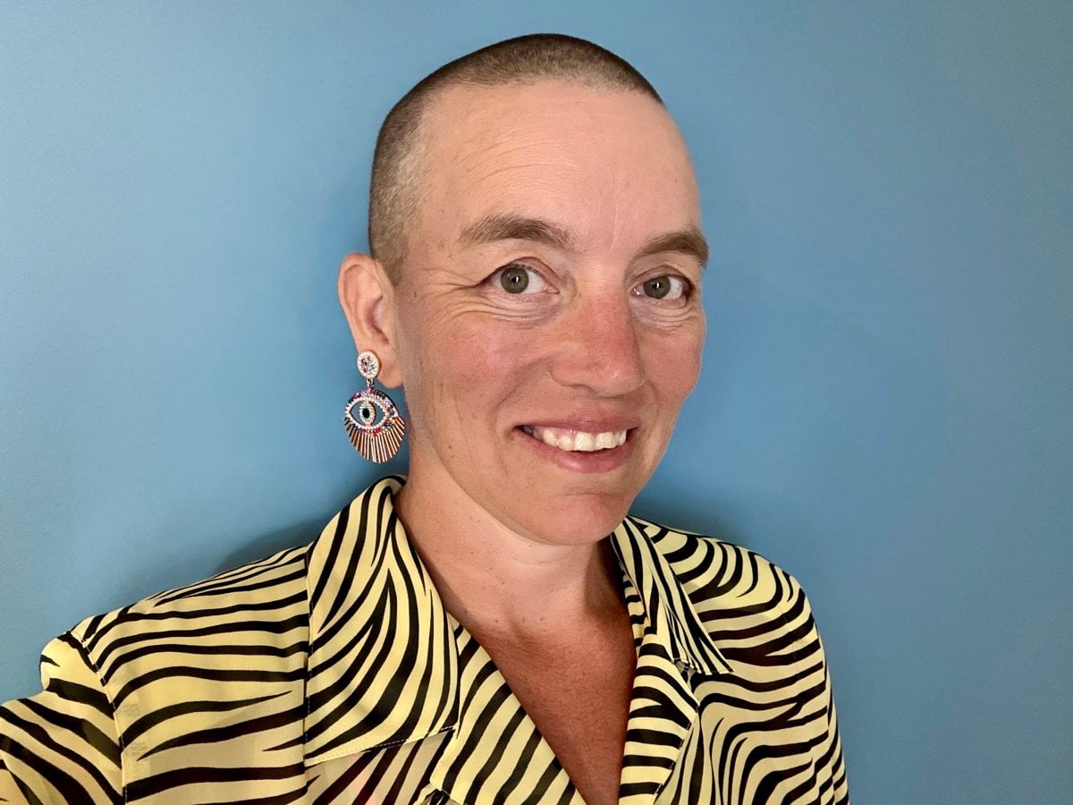 Linda ler mot kameran.