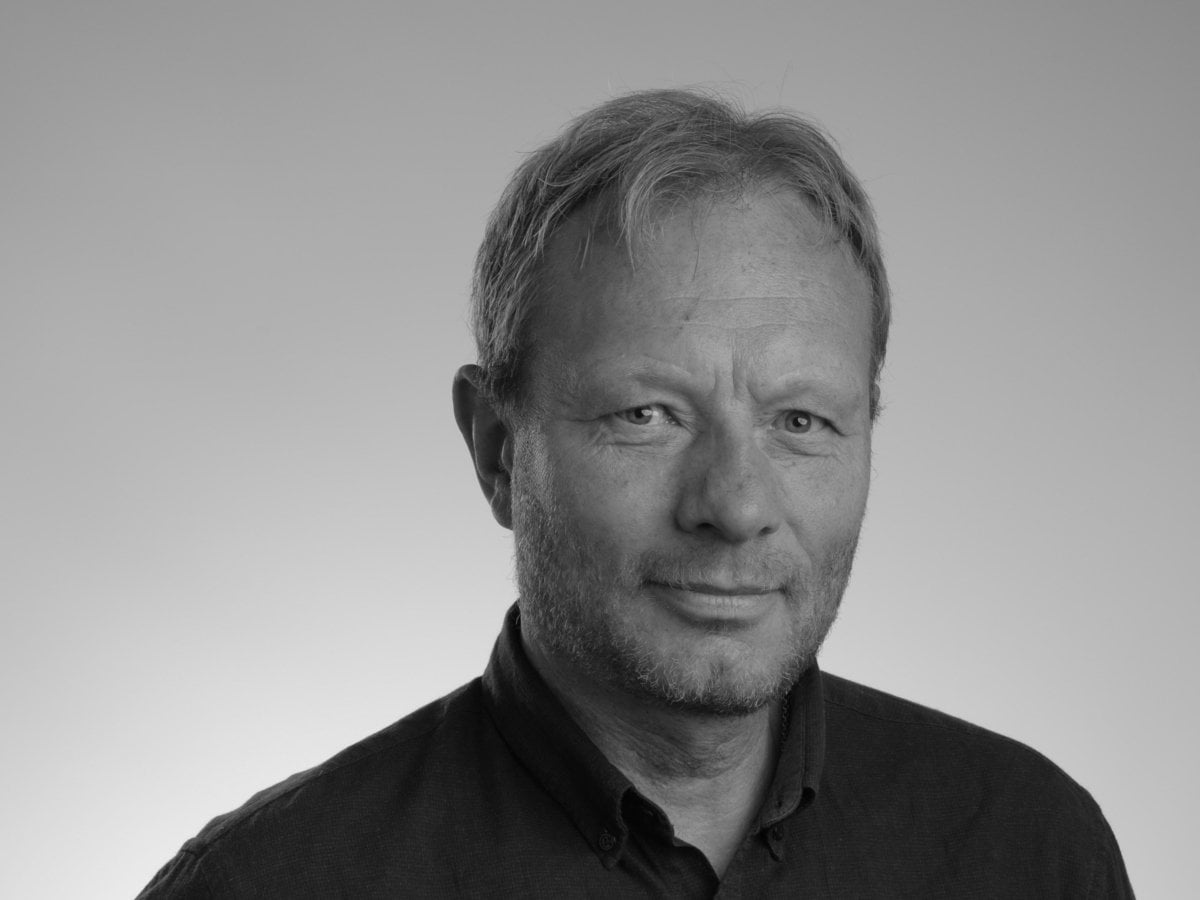 Ett svartvitt foto av en man i svart skjorta. Föreställer Per Ling-Vannerus.