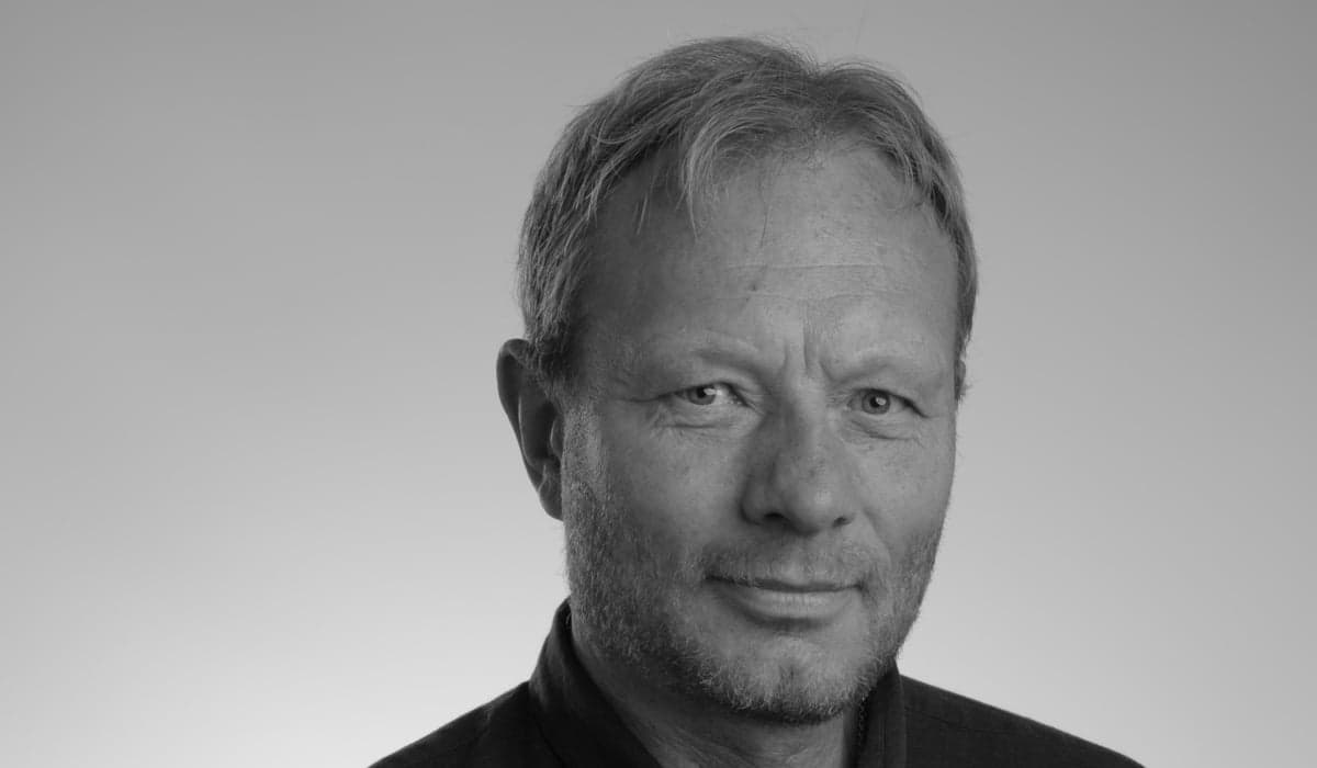 Ett svartvitt foto av en man i svart skjorta. Föreställer Per Ling-Vannerus.