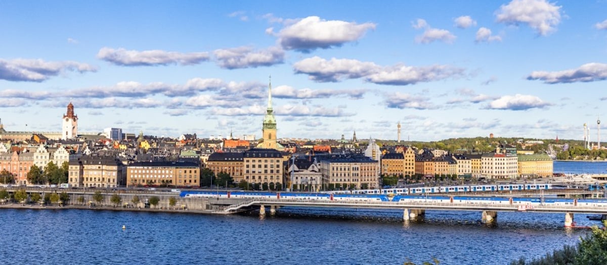 Bild över Stockholm en solig dag.