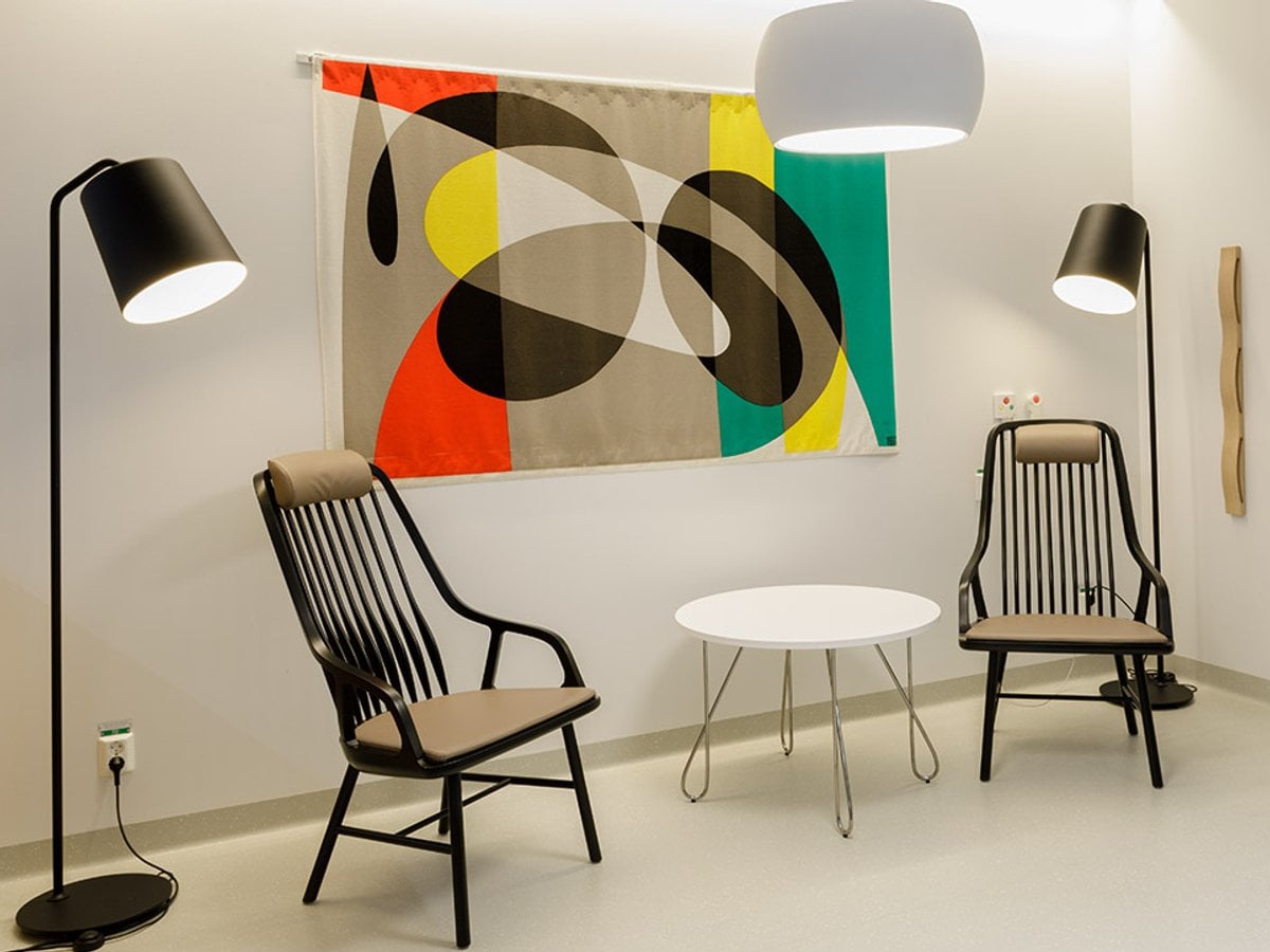 Geometriska former som går i varandra i olika färger på tyg i väntrum.