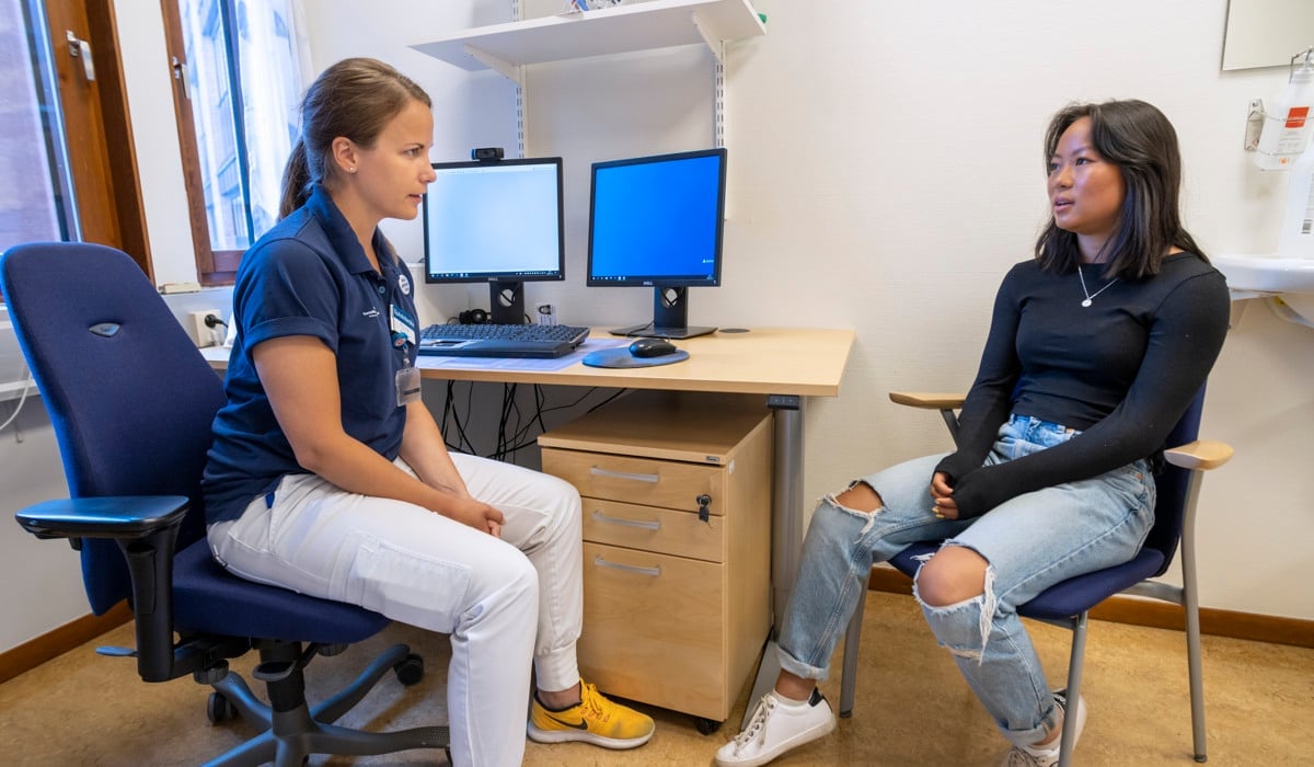 Vårdpersonal samtalar med en patient.