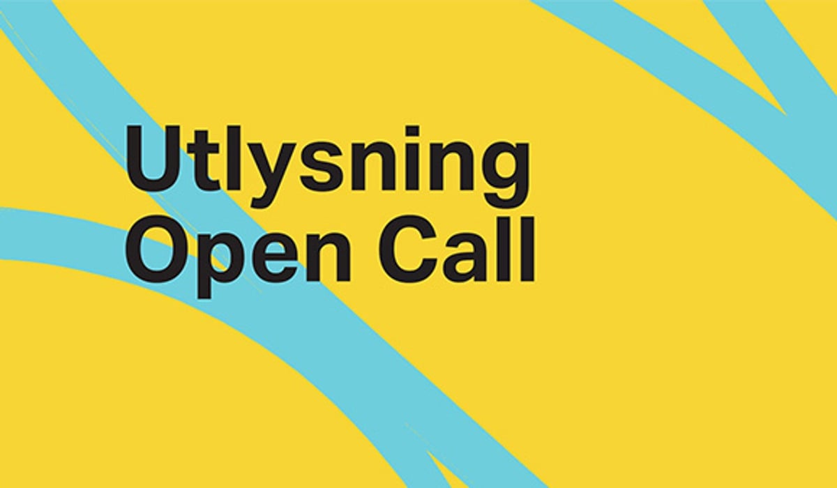 Text Utlysning Open Call på gul bottenplatta.