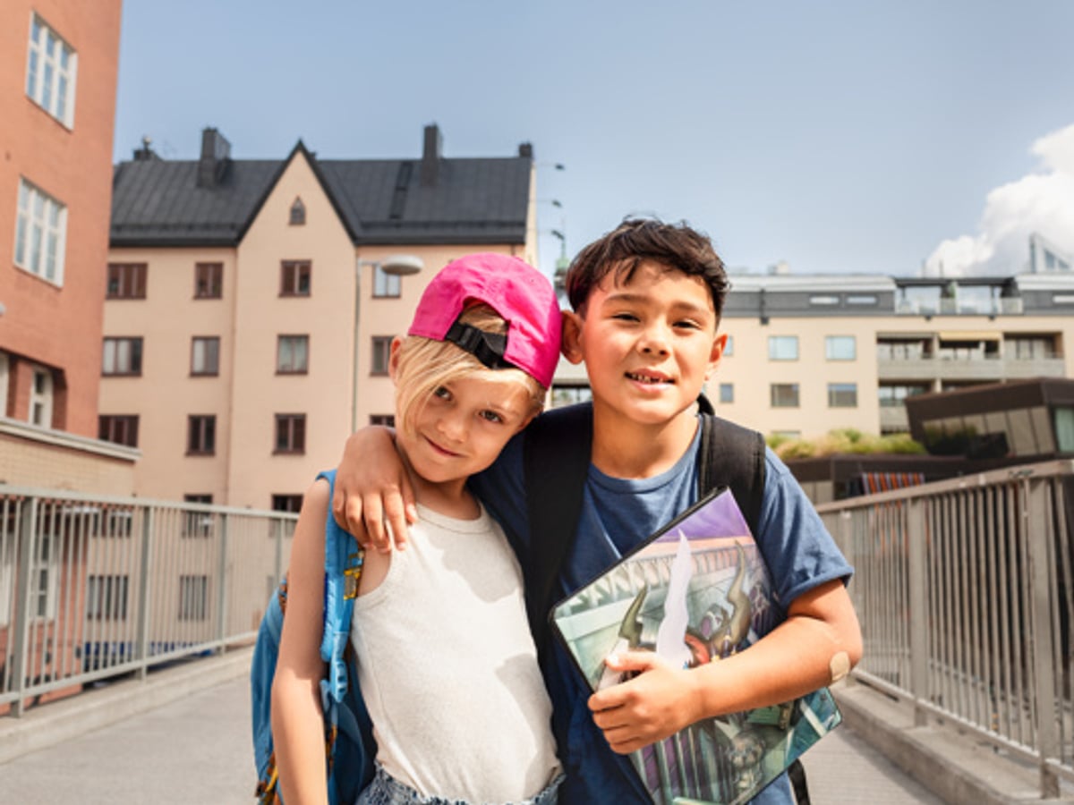 Två killar i stadsmiljö