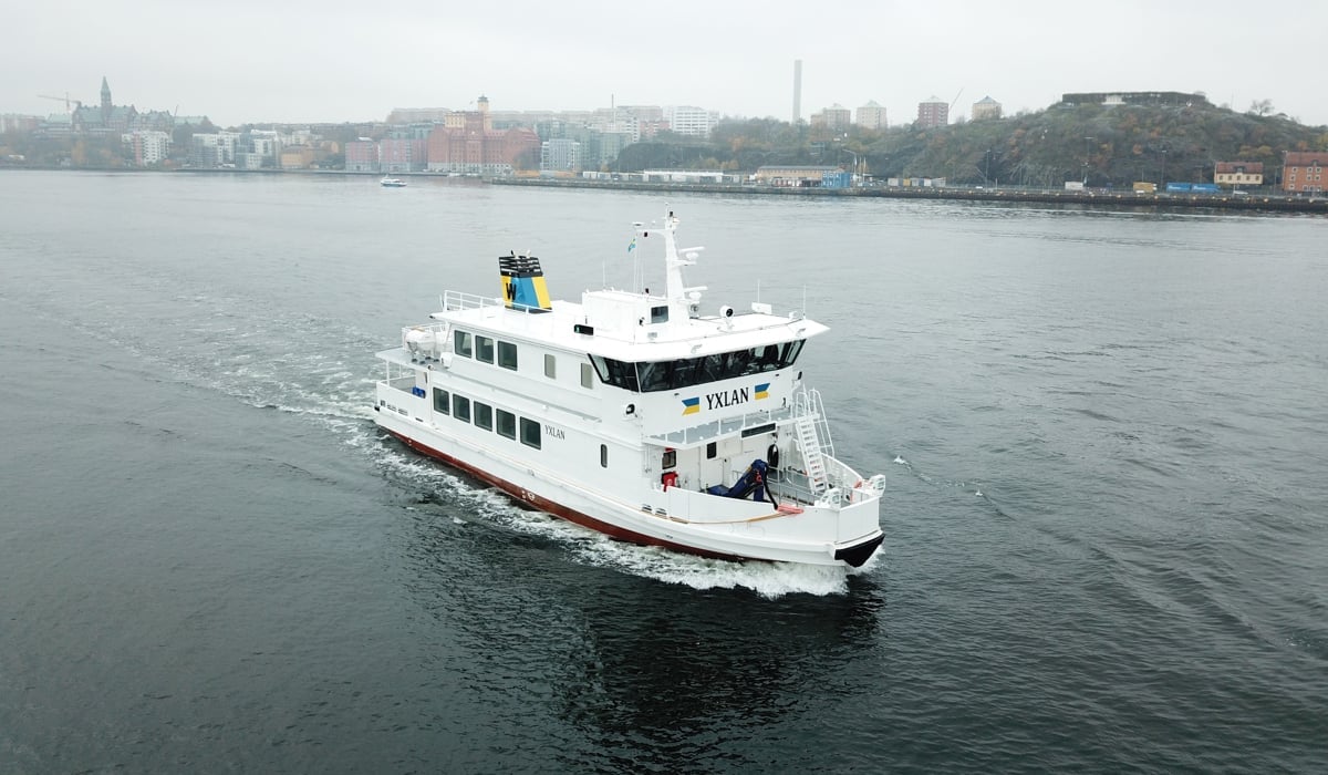 Fartyg vid namn Yxlan som navigerar längst med Stockholms innerstad.