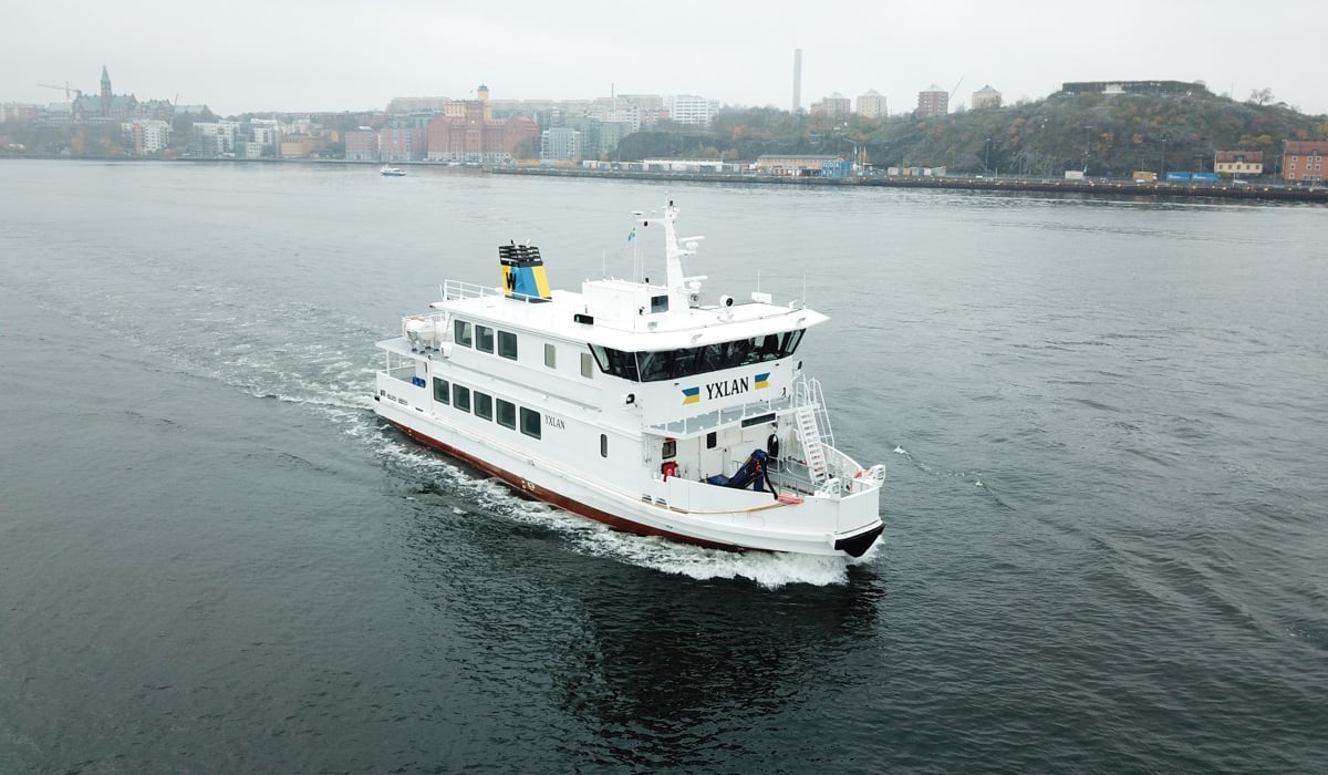 Fartyg vid namn Yxlan som navigerar längst med Stockholms innerstad.