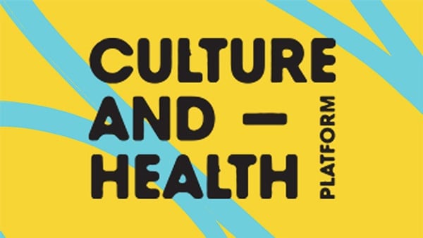Logotyp för Culture and Health Platform på gul bakgrund med blå streck i bakgrunden.