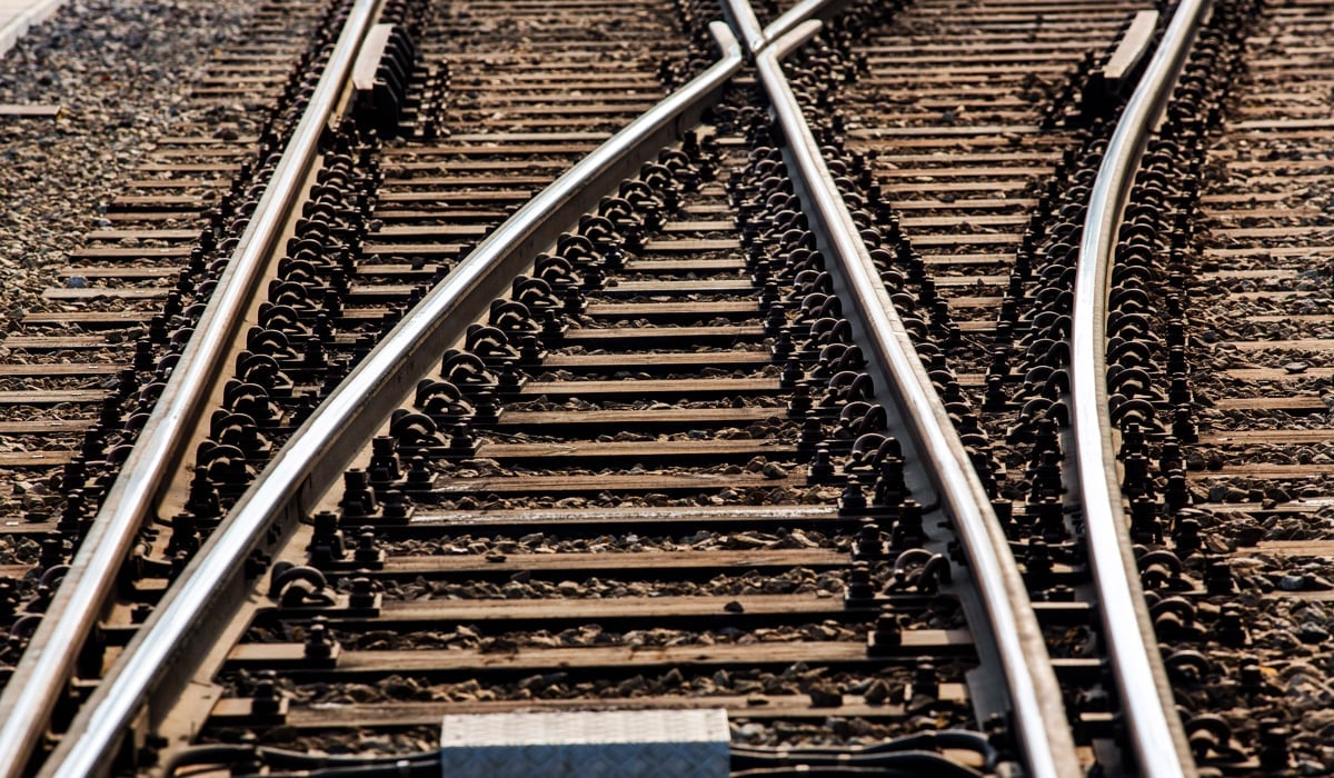 En uppsättning tågspår som löper parallellt med varandra.