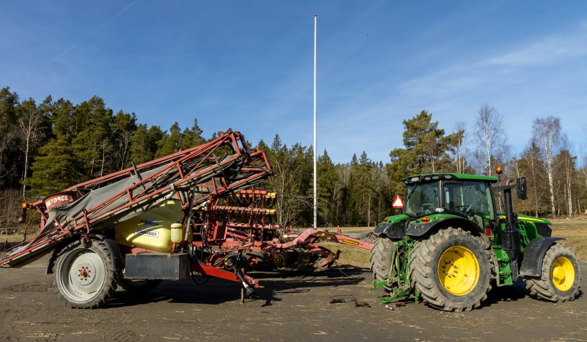 En traktor som drar ett släp med en tillkopplad traktor.