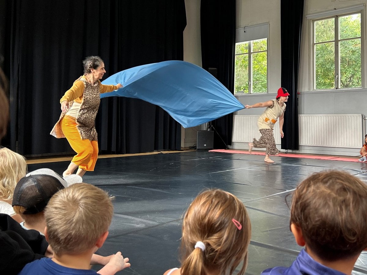 Barn som tittar på dans