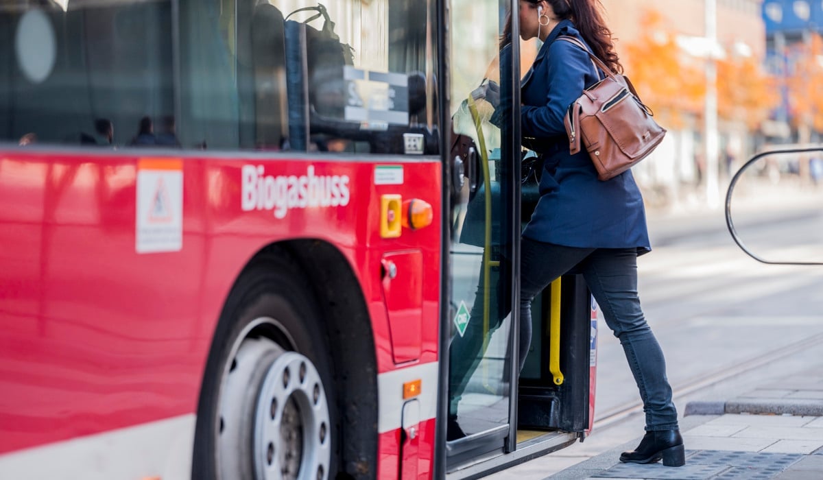 Buss står vid busshållsplats och tar emot resenärer