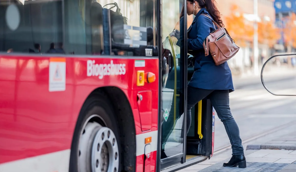 Buss står vid busshållsplats och tar emot resenärer
