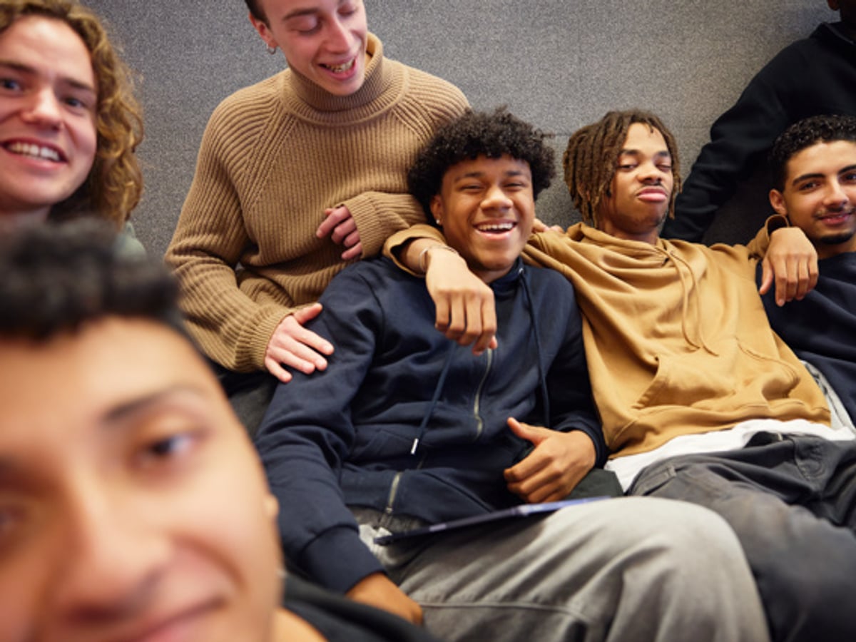 Ett gäng killar som är samlade och skrattar ihop