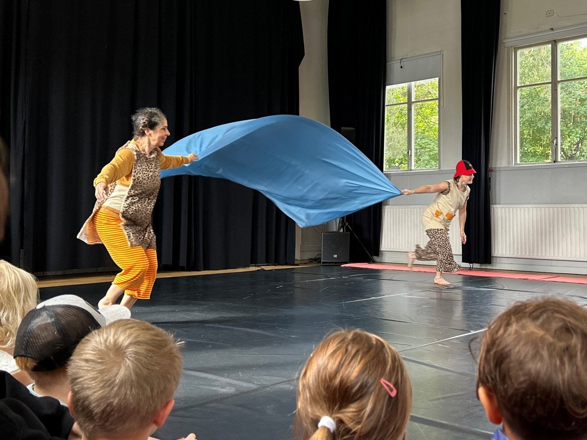 Barn som tittar på dans