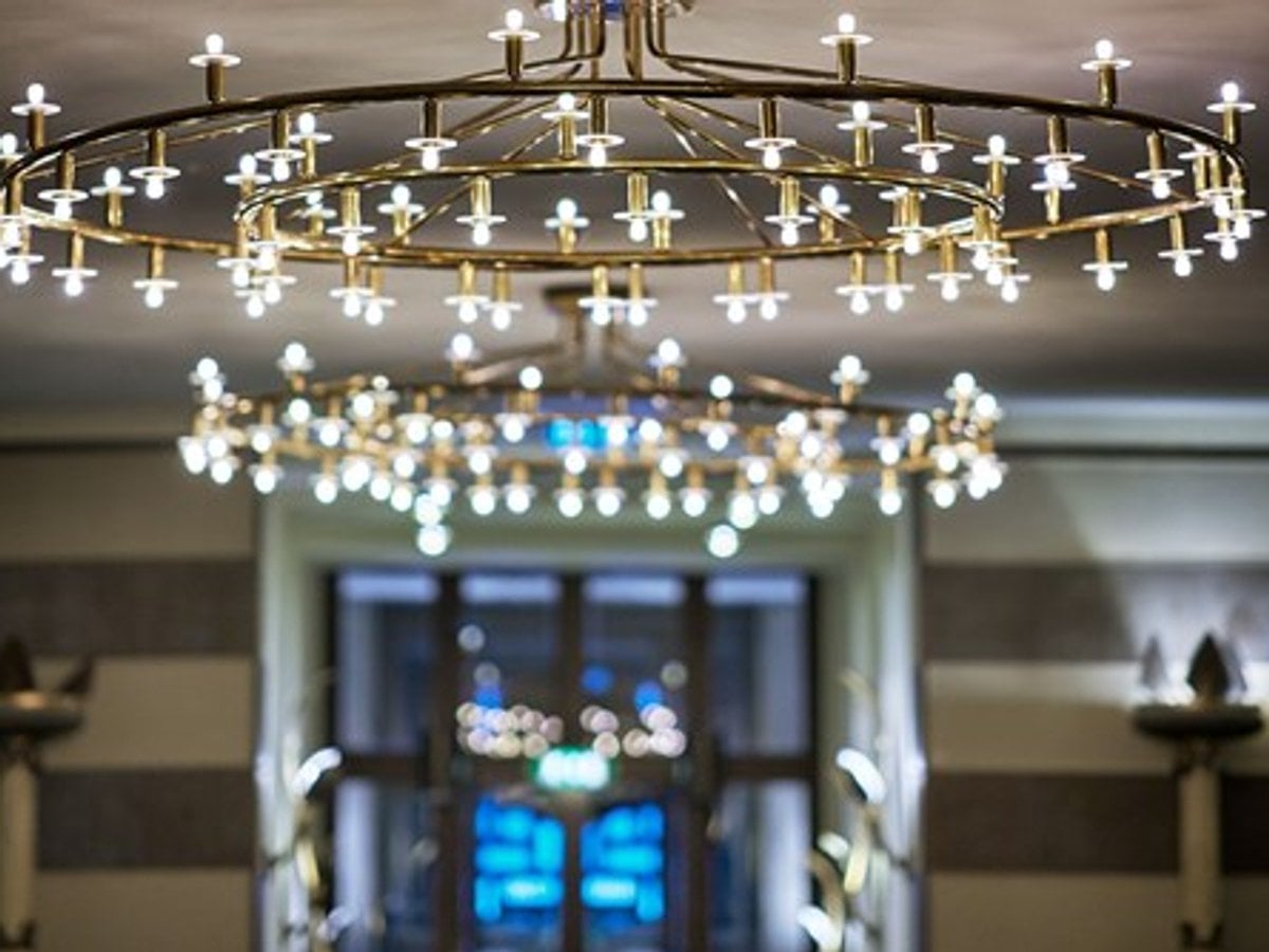 Stor mässingslampa i huvudentrén på Konserthuset Stockholm.