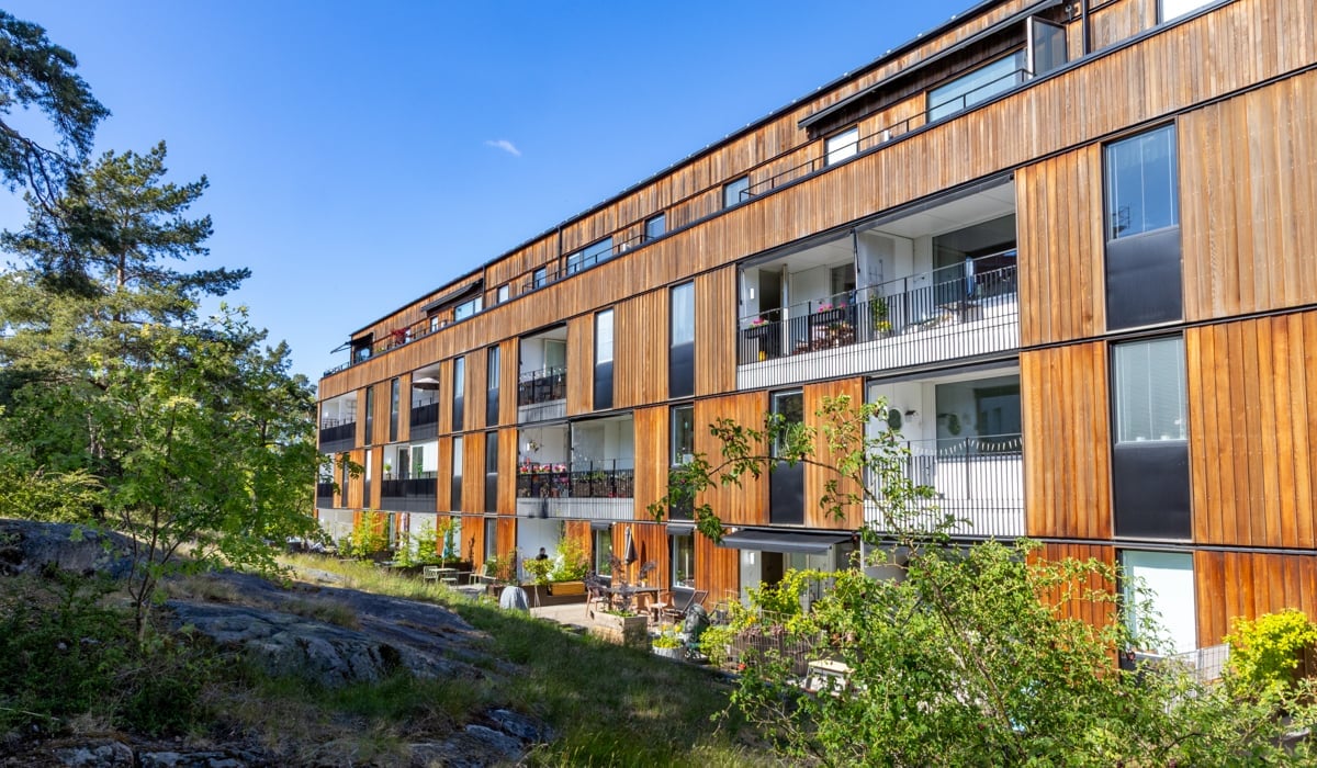 Lägenhetshus i trä som heter Skagershuset och ligger i Årsta
