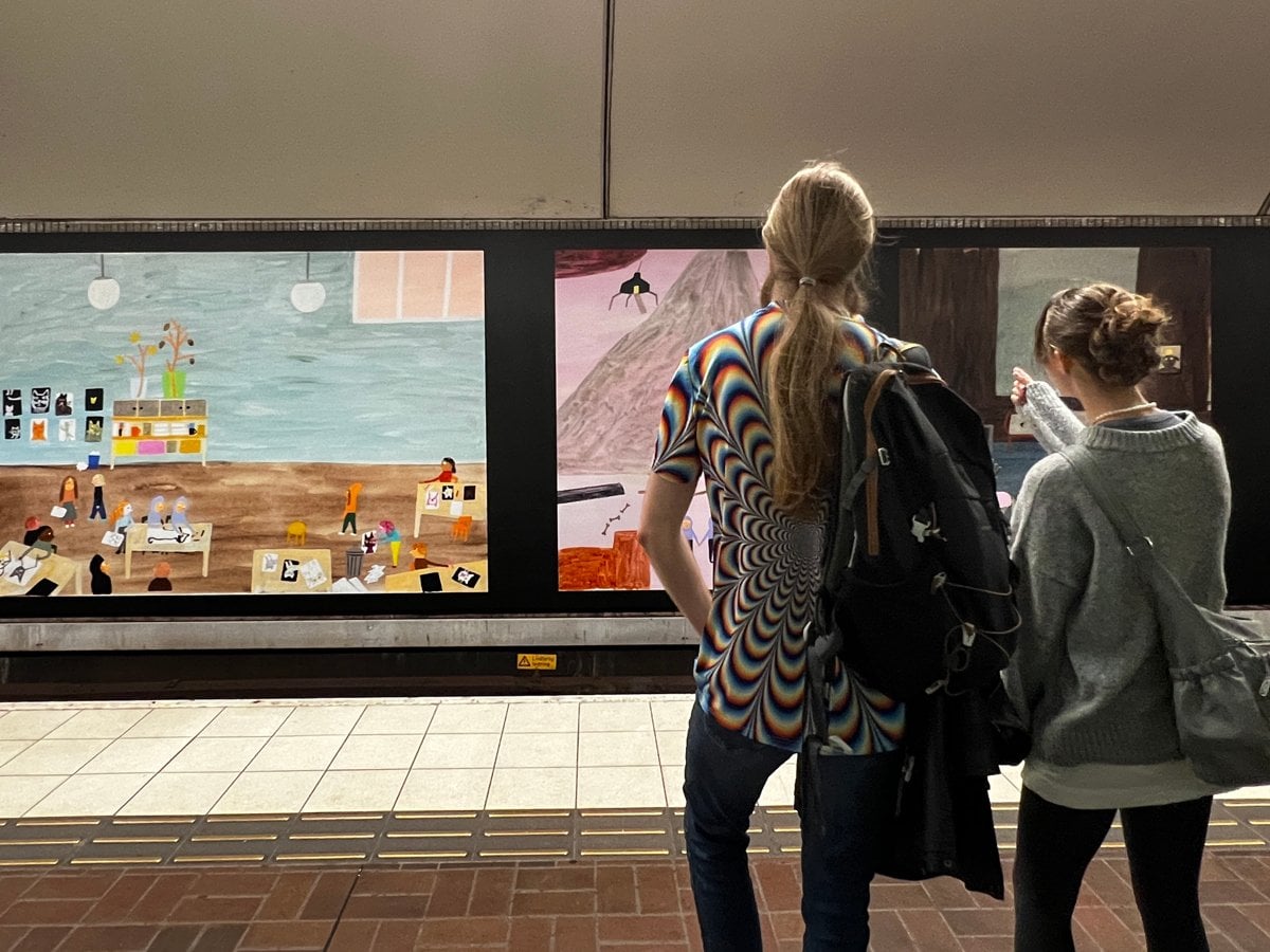 Några kvinnor som står bredvid varandra.