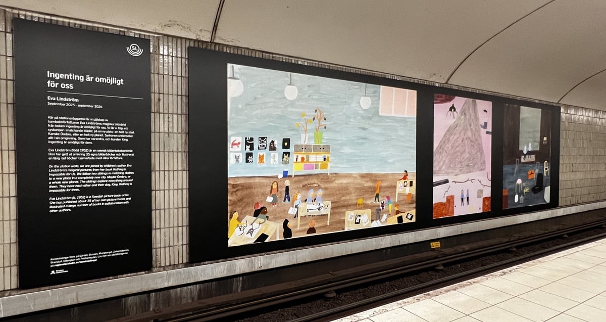 En tunnelbanestation med en stor affisch på väggen.