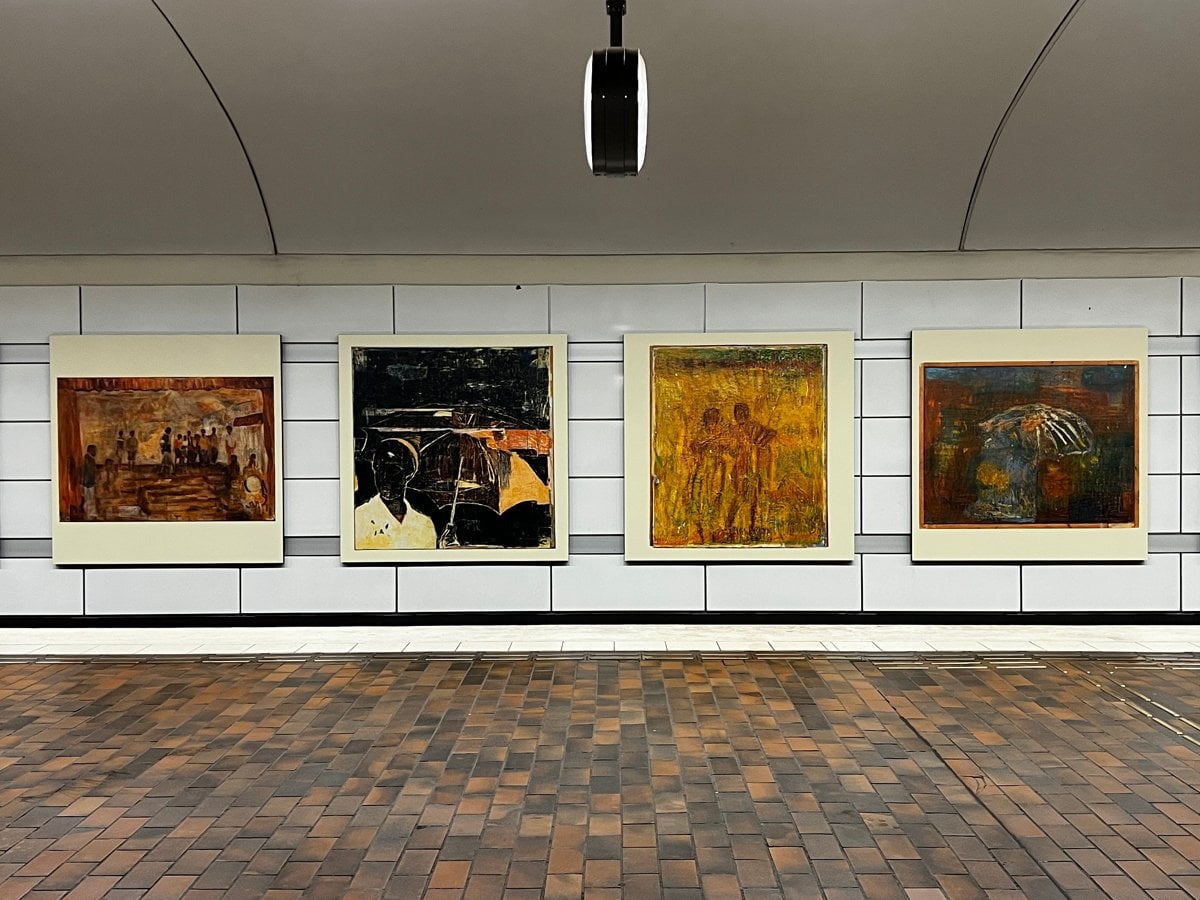 Konsttavlor med målningar på Gärdets tunnelbanestation.