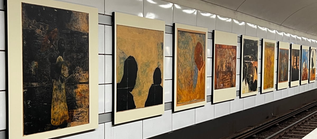 Konsttavlor med målningar på Gärdets tunnelbanestation.