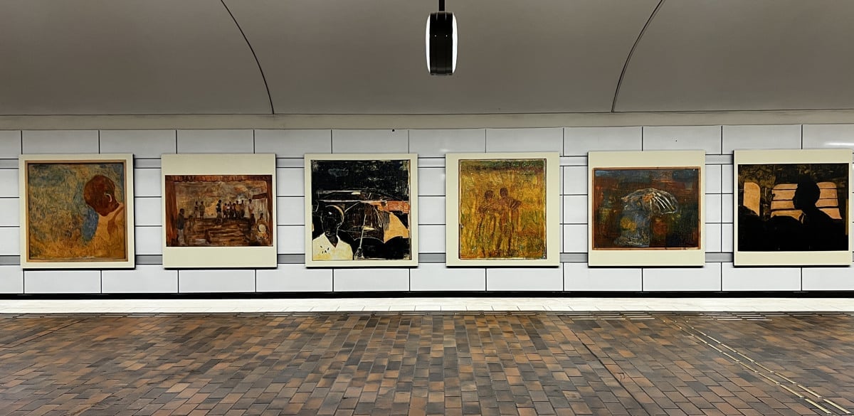 Konsttavlor med målningar på Gärdets tunnelbanestation.