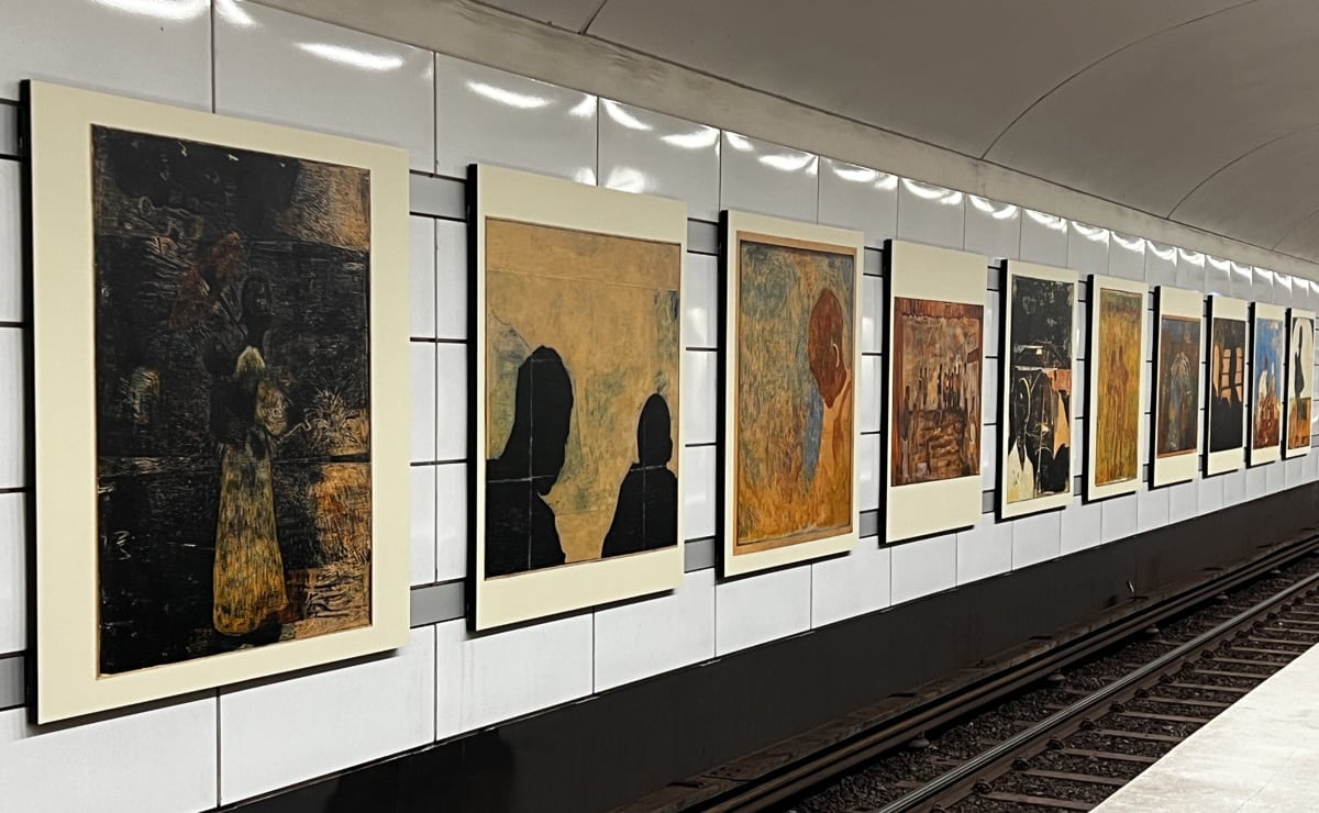 Konsttavlor med målningar på Gärdets tunnelbanestation.