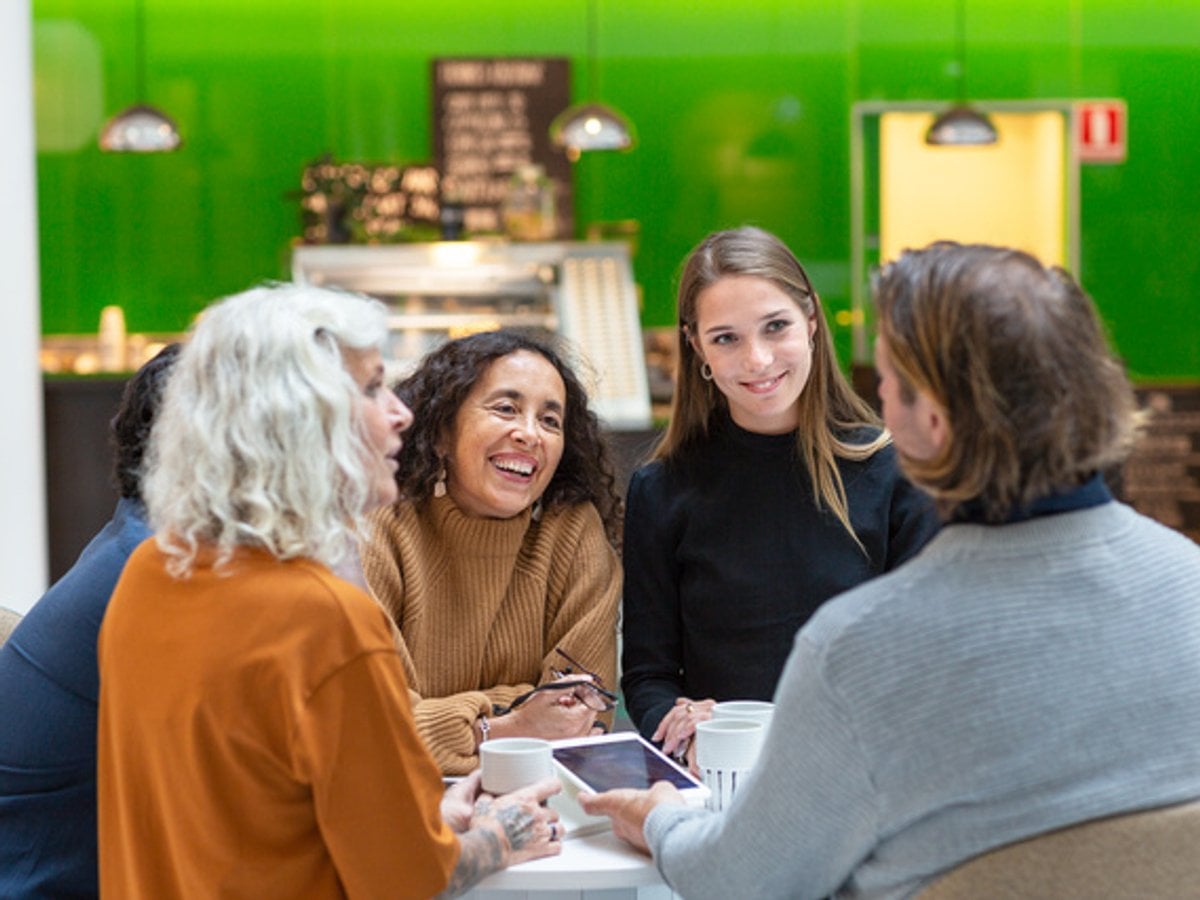 Grupp av personer i dialog i kontorsmiljö