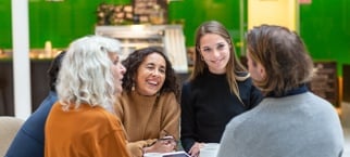 Grupp av personer i dialog i kontorsmiljö