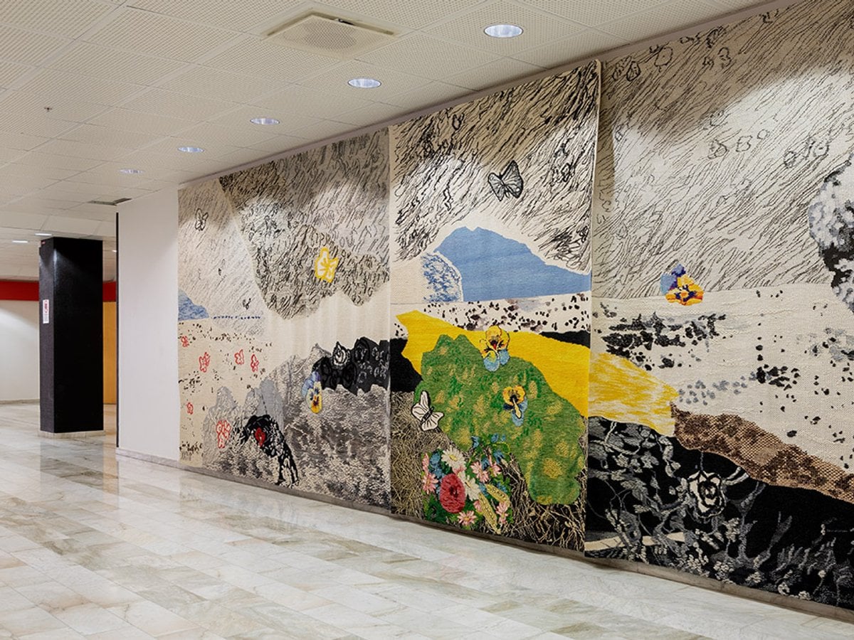 vägg med konstnärlig gestalning.