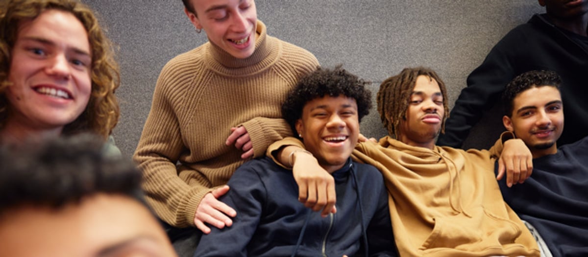 Ungdomar som är samlade och har kul