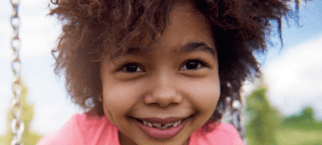 ung tjej på en gunga