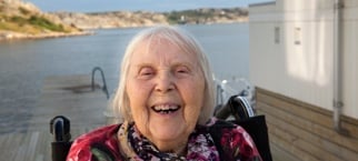 Kvinna i rullstol i skärgårdsmiljö