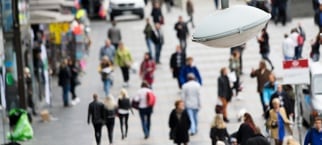 En folkmassa som går längs en gata.