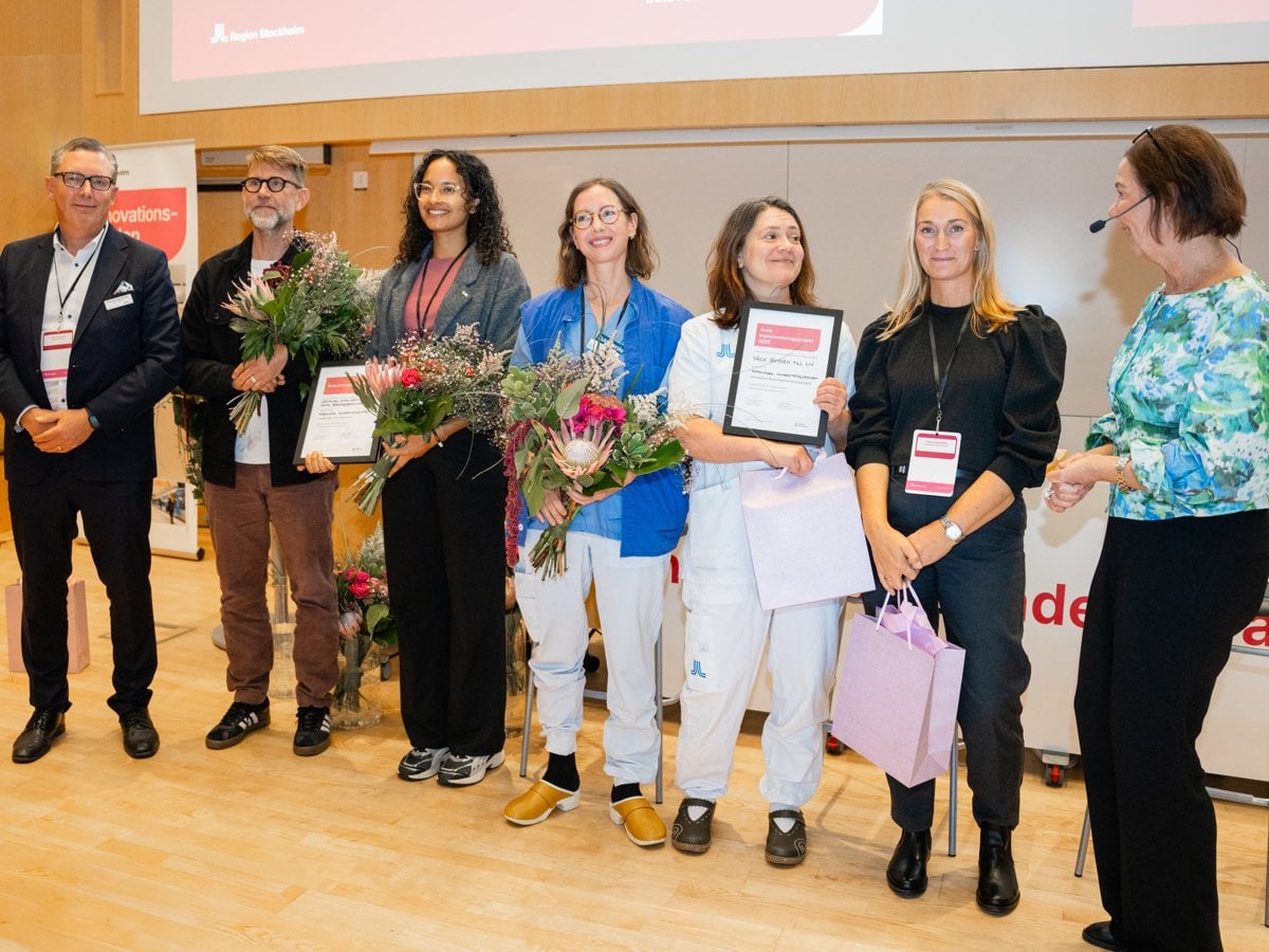 Foto på alla vinnarna på Innovationsfondensdag. De står uppradade och håller i blommor och diplom.
