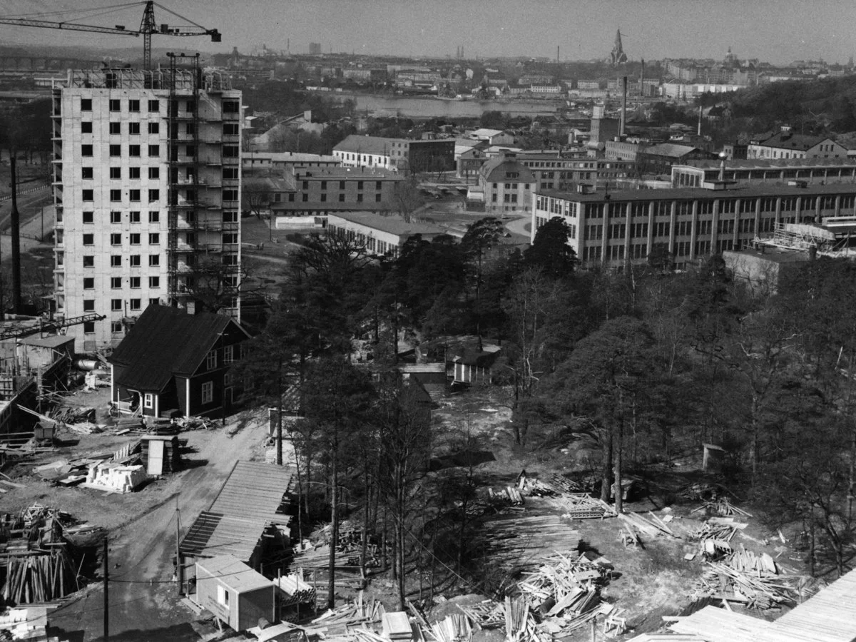 Översiktsbild över en byggarbetsplats, i bakgrunden syns stadskvarter.