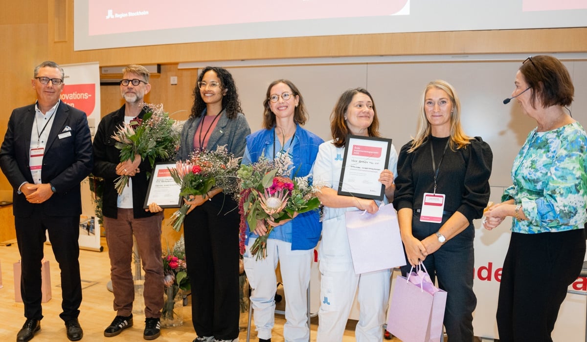 Foto på alla vinnarna på Innovationsfondensdag. De står uppradade och håller i blommor och diplom.