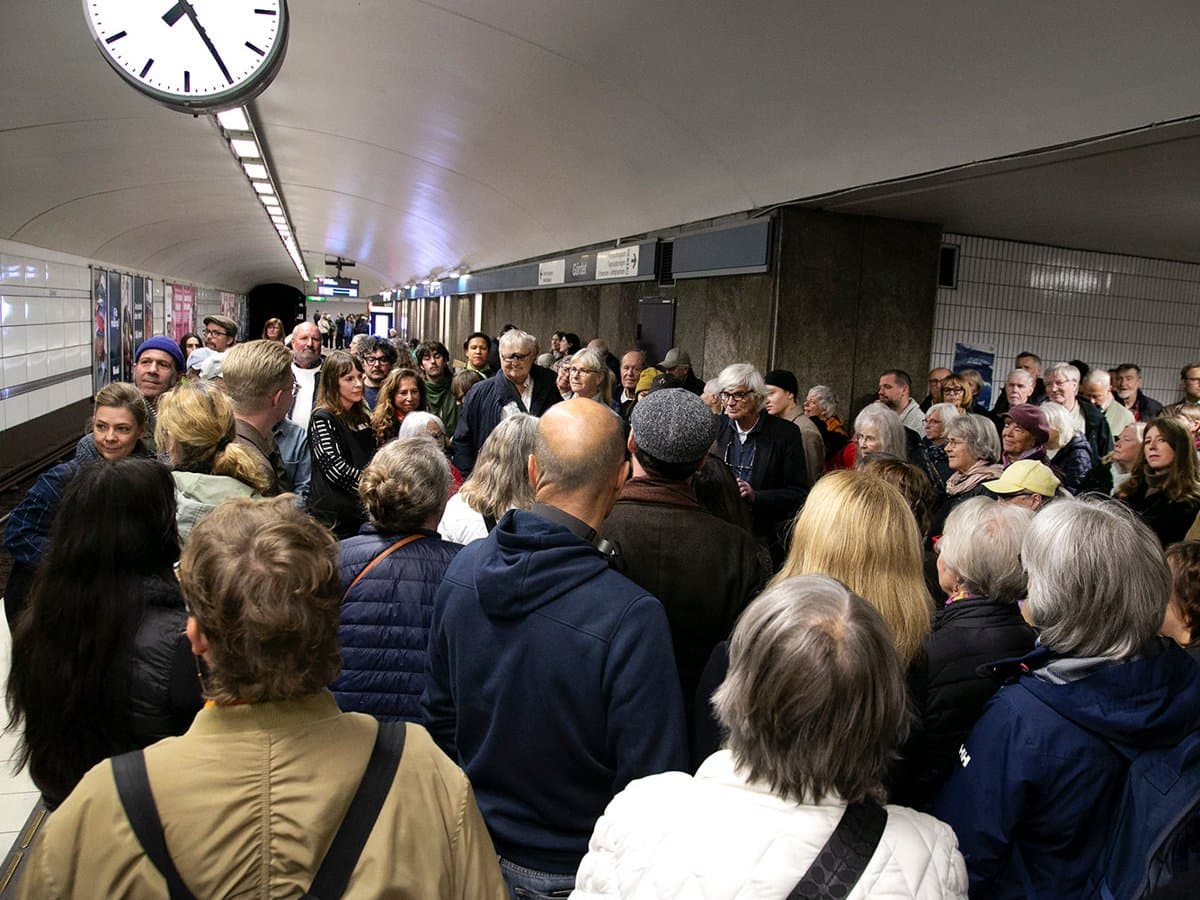 En folkmassa som väntar på att gå ombord på ett tåg.