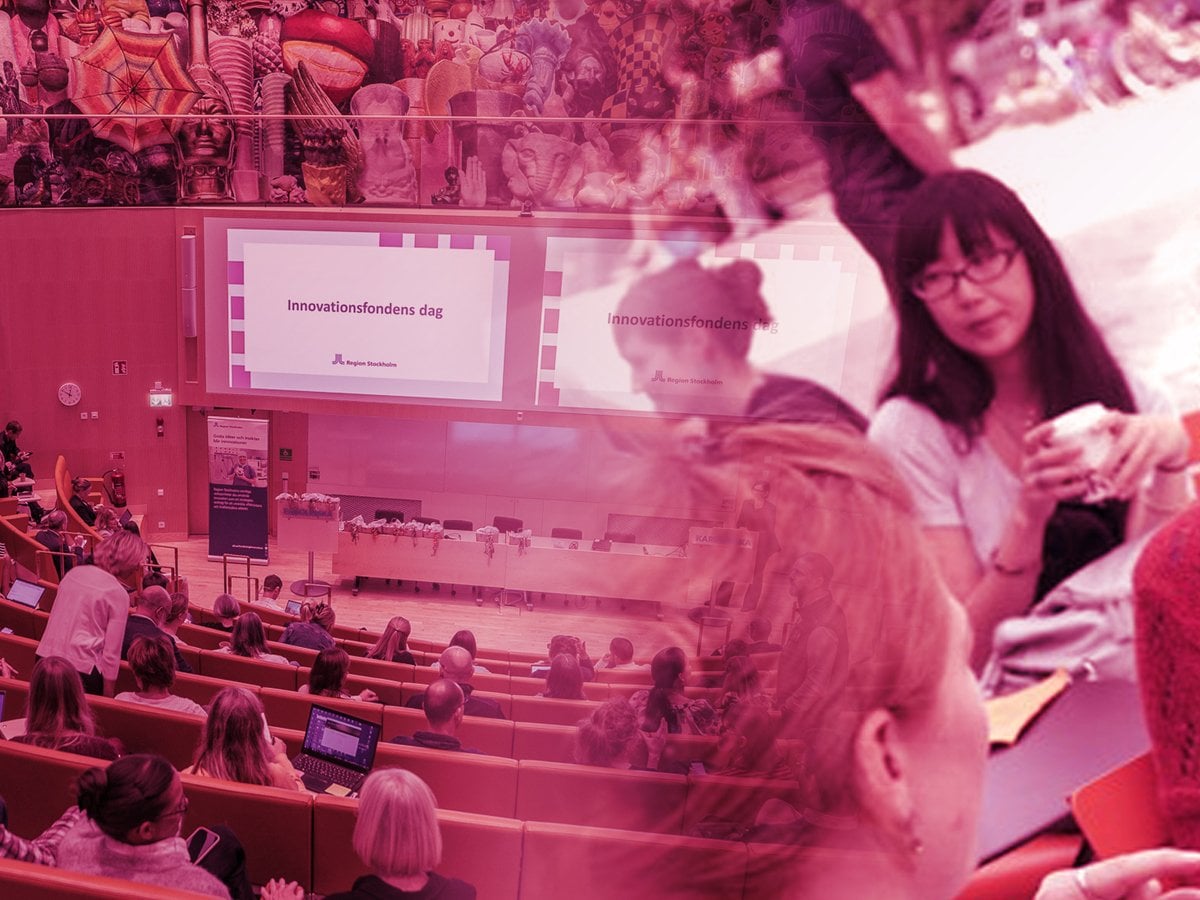 Foto på aulan på Stockholms universitet som är full med folk. Till höger å bilden syns människor i närbild. Bilden är ett kollage