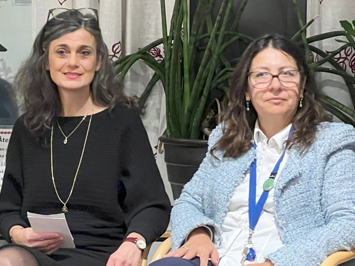 Två kvinnor sitter i stolar bredvid varandra.