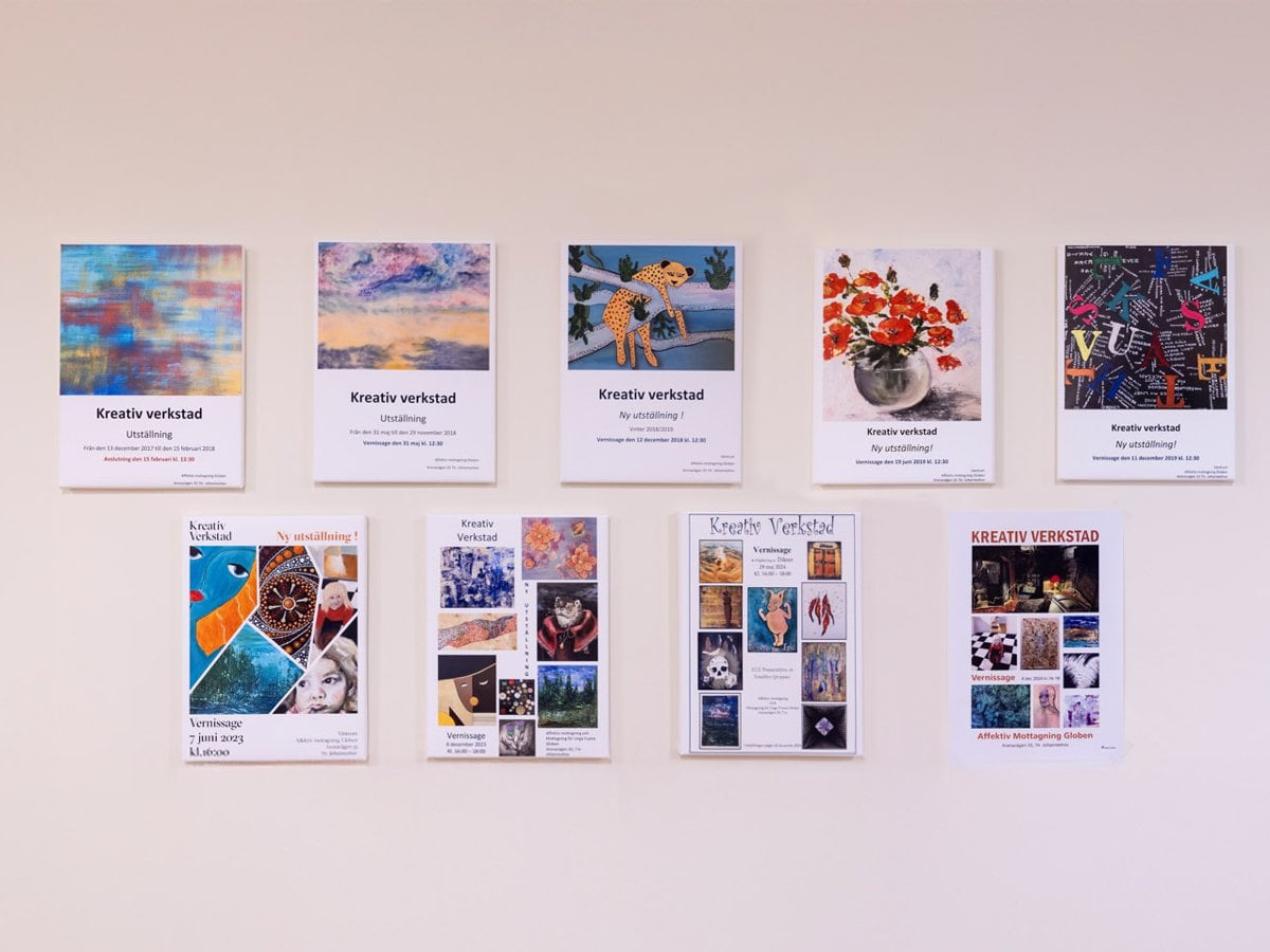 Två rader med affischer om vernissage.