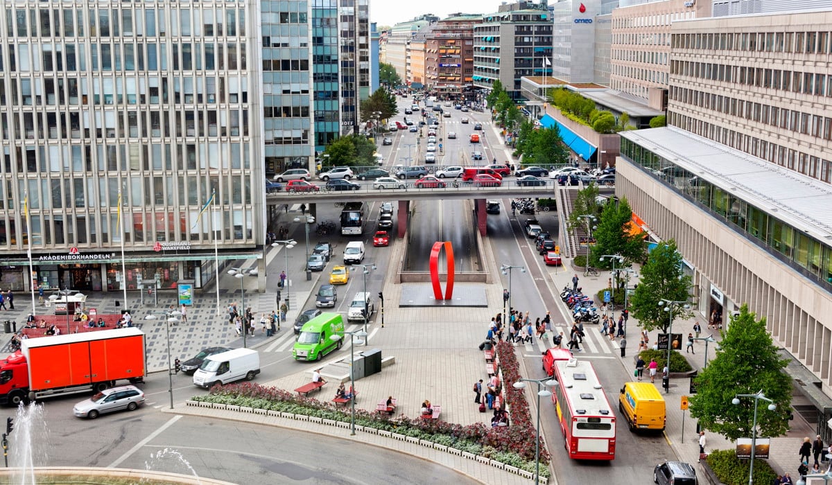 En utsikt över en stadsgata från en hög synvinkel.