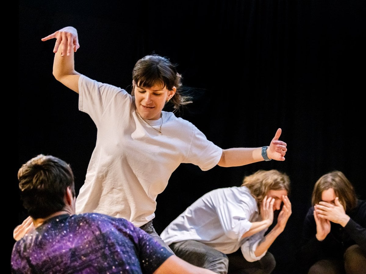 En grupp människor som sitter på toppen av en scen.