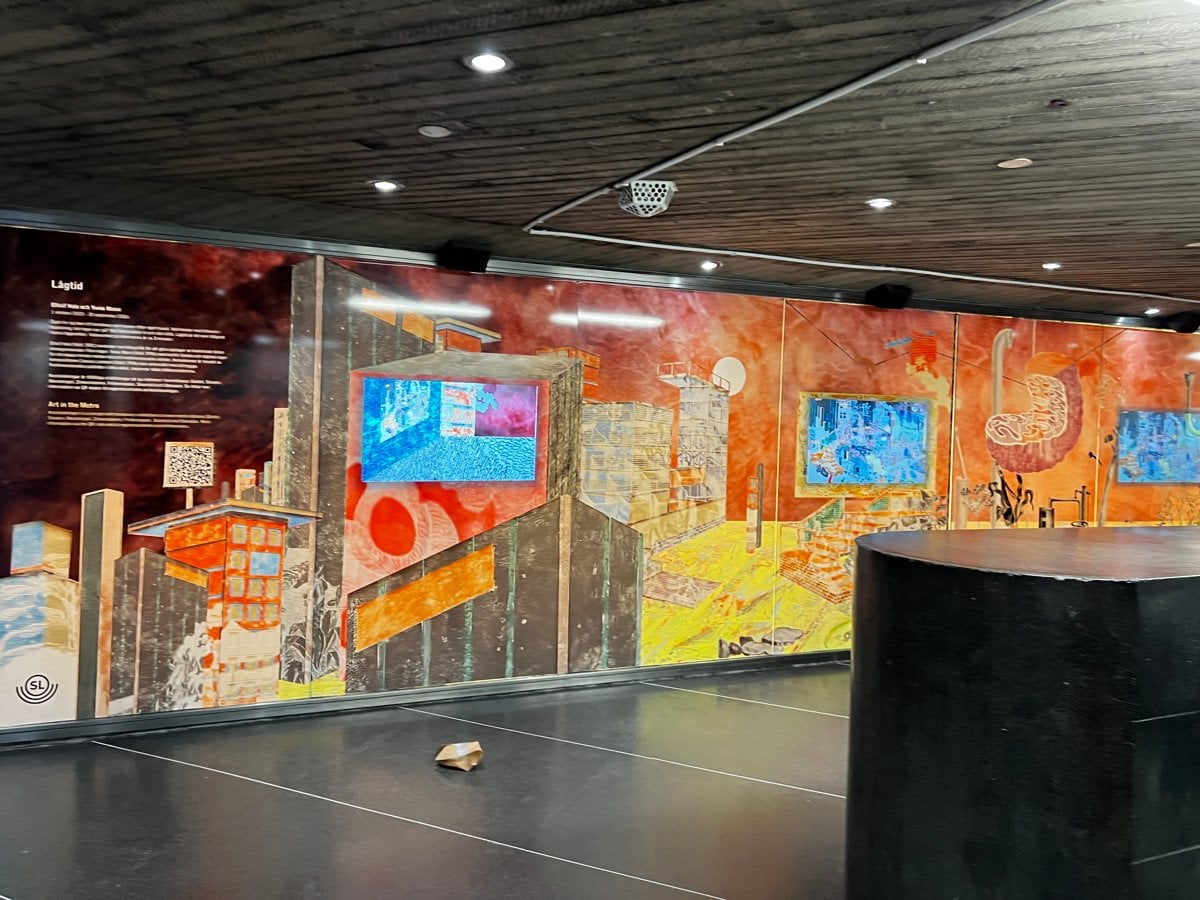 Ett rum med en stor målning på väggen.