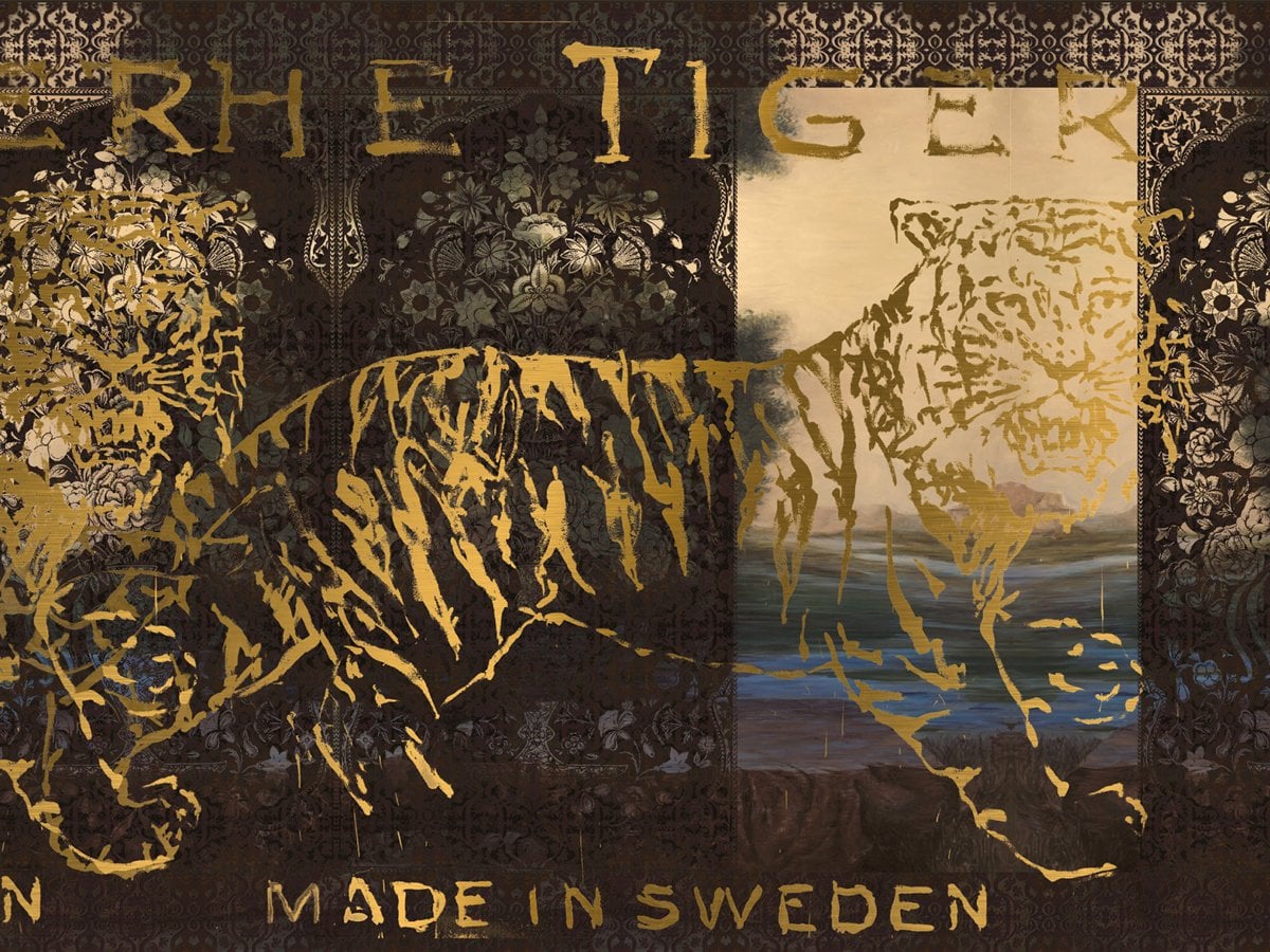 Konturen av en tiger som smyger över en mörk mönstrad bakgrund. Text över bilder Made in Sweden. Tiger.