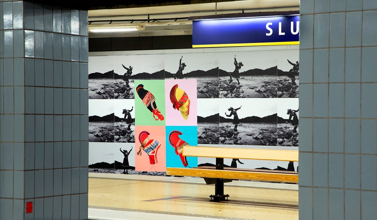 Konsttavlor utmed spårvägg på Slussen.