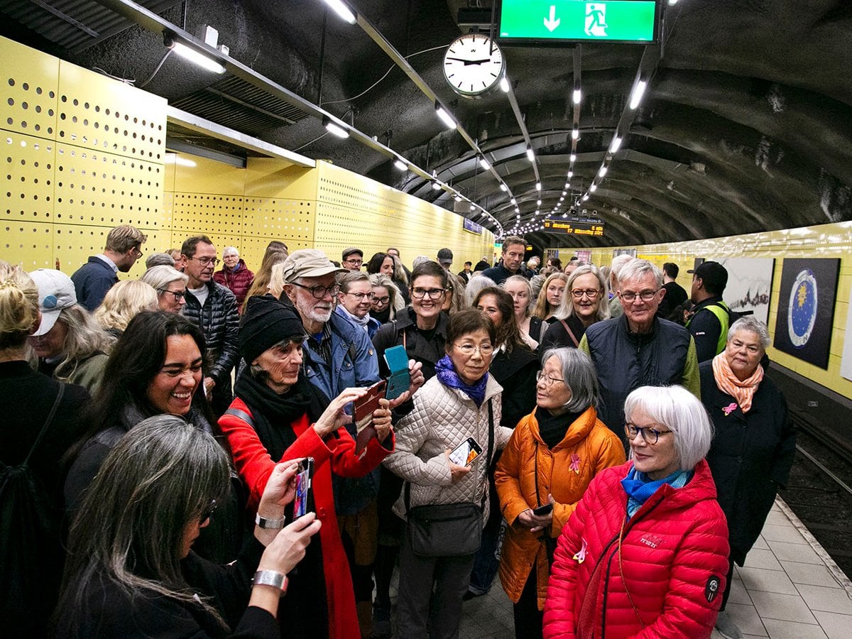 En grupp människor som står i en tunnelbanestation.