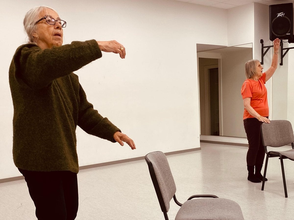 En man och en kvinna i ett rum med stolar.