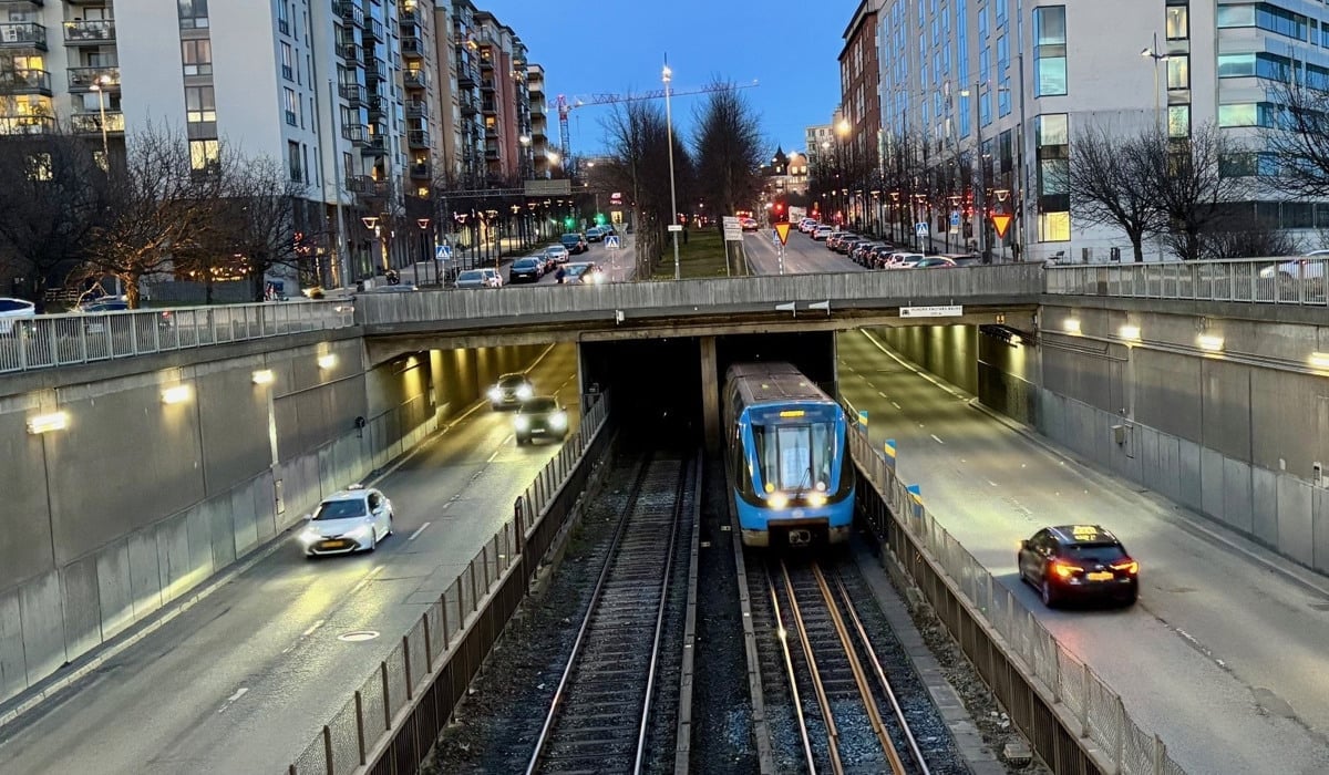 Kvällsbild med biltrafik och tunnelbana