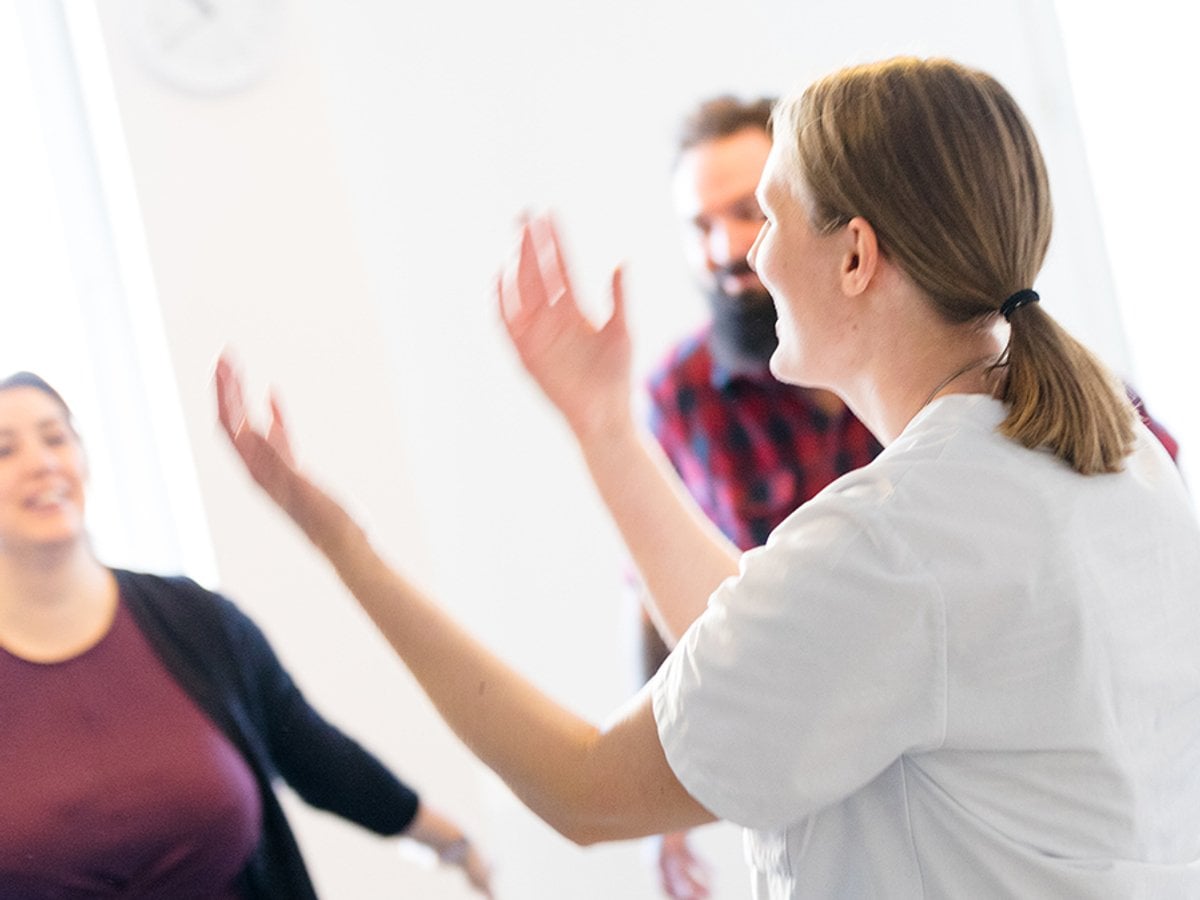 En grupp människor som står runt varandra.